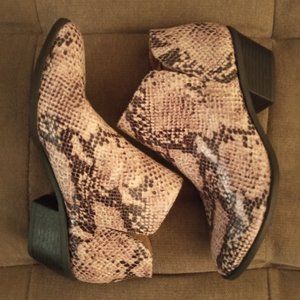 Life Stride - Women's Animal Print Ankle Boot with Flex sole - Size 7.5 US